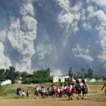 Maskapai penerbangan waspada siaga tinggi saat gunung berapi memuntahkan abu panas ke angkasa