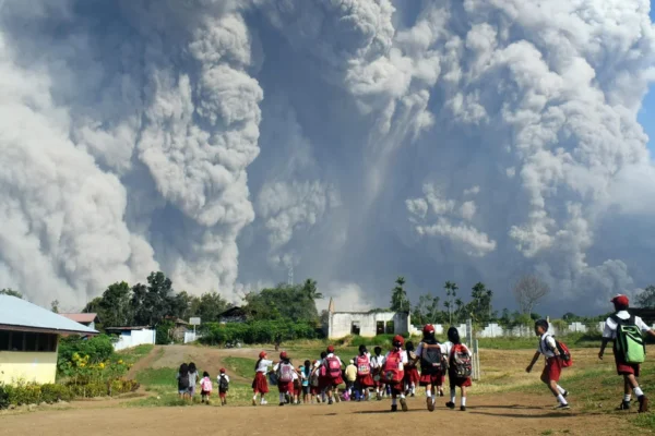Maskapai penerbangan waspada siaga tinggi saat gunung berapi memuntahkan abu panas ke angkasa