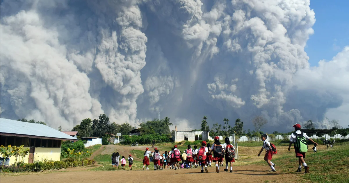 Maskapai penerbangan waspada siaga tinggi saat gunung berapi memuntahkan abu panas ke angkasa