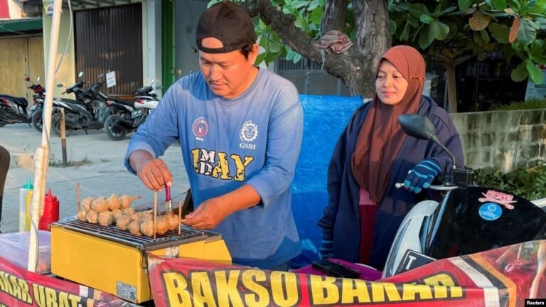 Menurunnya kelas menengah Indonesia diperkirakan akan meredupkan prospek ekonomi.