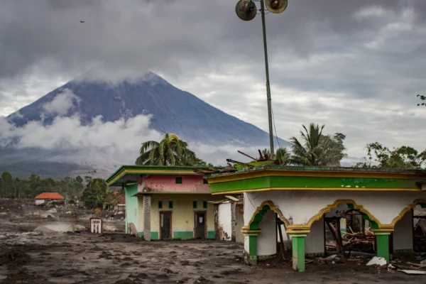 Para pendaki di Gunung Semeru, Indonesia, selamat setelah letusan gunung berapi yang tiba-tiba