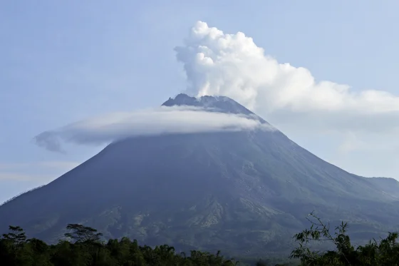 Ratusan orang dievakuasi saat Gunung Merapi di Indonesia memuntahkan awan panas