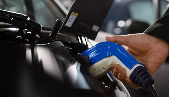 Tindakan pemerintah diperlukan untuk memicu pertumbuhan pasar kendaraan listrik di Indonesia.