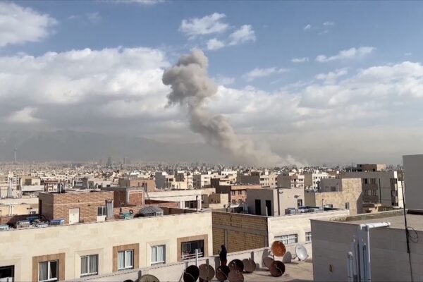 Tonton: Asap membubung di atas Iran saat Teheran 'berupaya menggulingkan rezim'