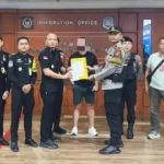 Bos mafia Steven Lyons dibawa berkeliling oleh polisi Bali setelah ditangkap di bandara