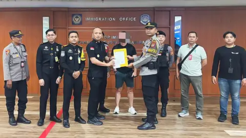 Bos mafia Steven Lyons dibawa berkeliling oleh polisi Bali setelah ditangkap di bandara