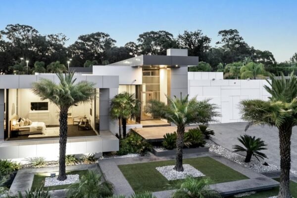 Di dalam rumah impian Yarrambat yang dirancang khusus ini, Anda dapat menikmati gaya hidup layaknya di resor
