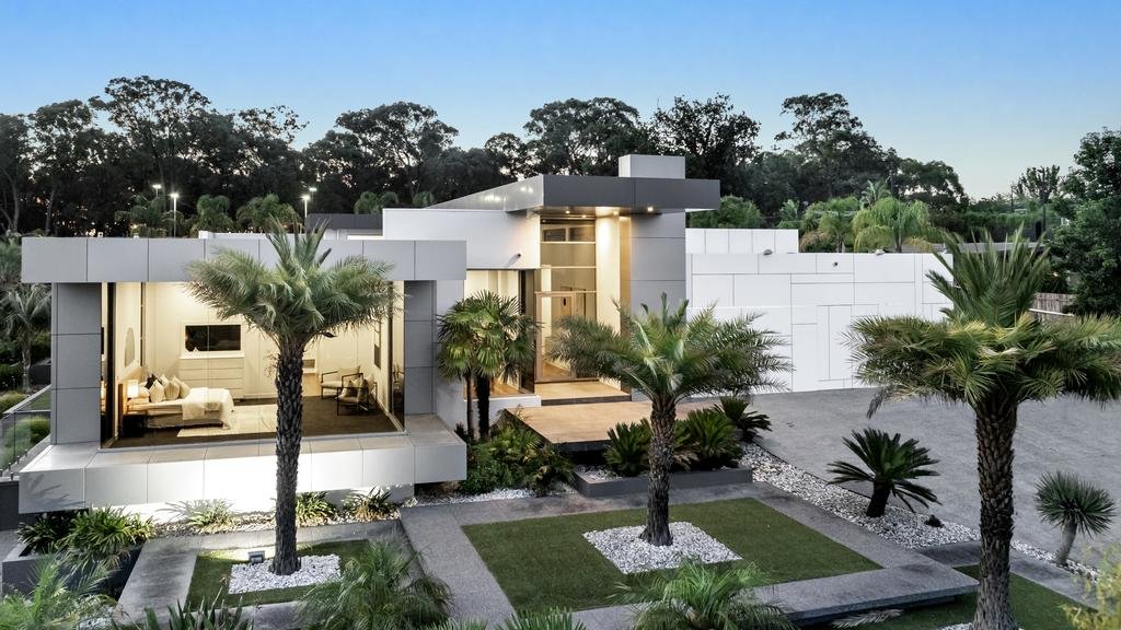 Di dalam rumah impian Yarrambat yang dirancang khusus ini, Anda dapat menikmati gaya hidup layaknya di resor