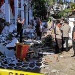 Gempa bumi di Indonesia merusak bangunan dan memicu gelombang tsunami