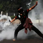 Indonesia dalam kekacauan: Lima warga Indonesia menyampaikan pandangan mereka mengenai penyebabnya dan cara mengatasinya
