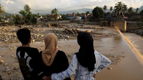 Indonesia sedang mencari ratusan orang yang hilang akibat banjir mematikan