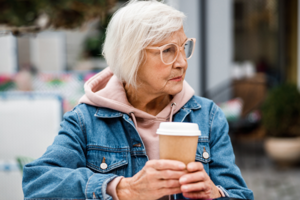 Menurut psikologi, alasan mengapa kebanyakan generasi baby boomer tidak akan pernah mengakui bahwa mereka merasa kesepian bukanlah karena rasa bangga—melainkan karena generasi mereka diajarkan definisi tentang kekuatan yang membuat kebutuhan akan orang lain terasa seperti kegagalan pribadi