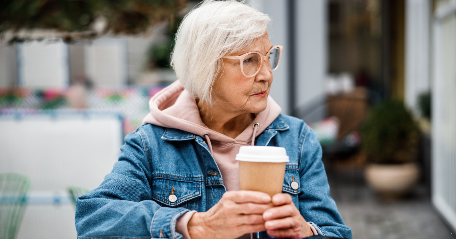 Menurut psikologi, alasan mengapa kebanyakan generasi baby boomer tidak akan pernah mengakui bahwa mereka merasa kesepian bukanlah karena rasa bangga—melainkan karena generasi mereka diajarkan definisi tentang kekuatan yang membuat kebutuhan akan orang lain terasa seperti kegagalan pribadi