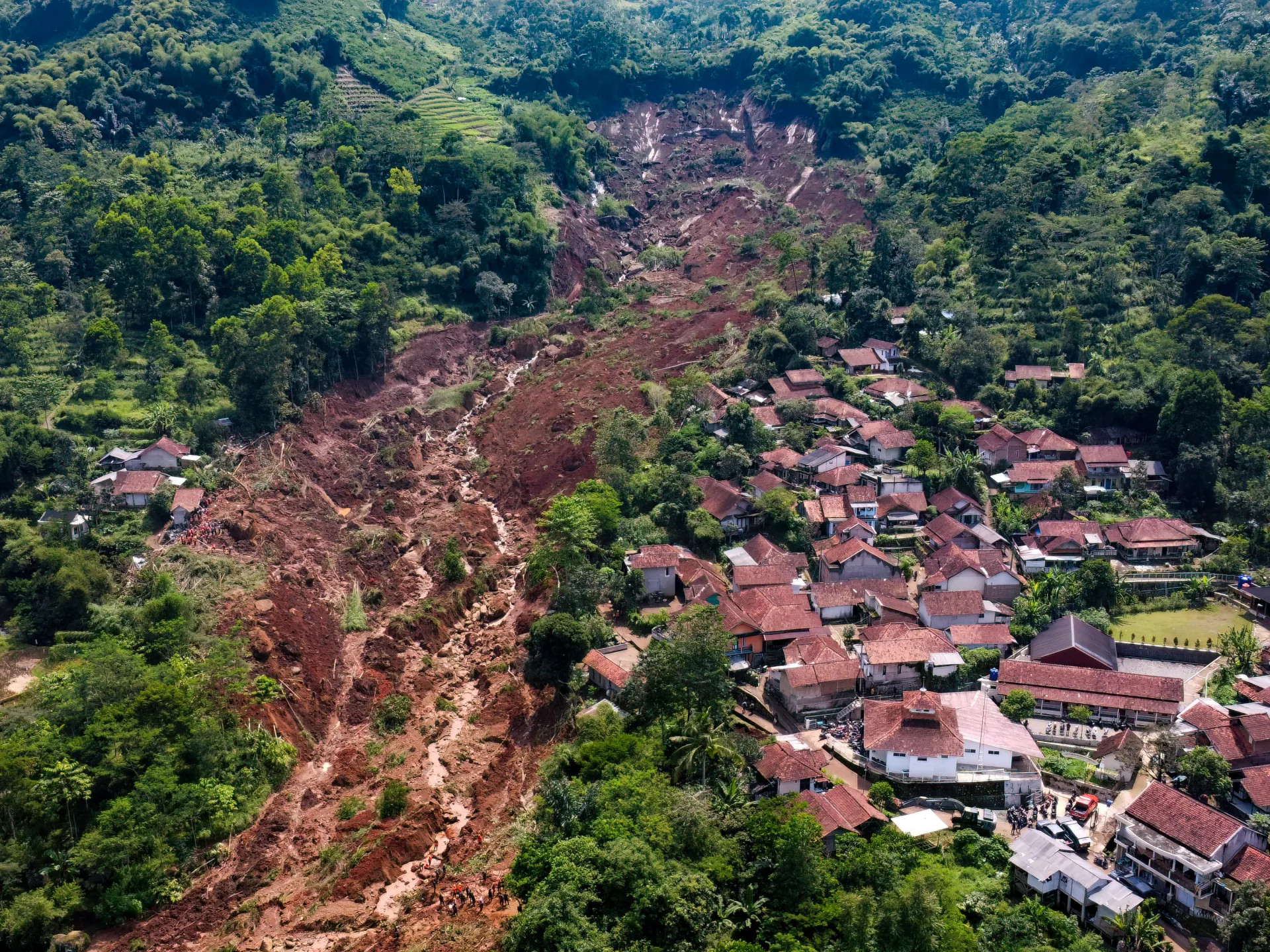 Tujuh orang tewas dan puluhan lainnya hilang akibat longsor di Bandung Barat, Indonesia