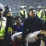 Diperbarui (2): 125 orang tewas akibat gas air mata yang memicu insiden berdesak-desakan dalam pertandingan sepak bola di Indonesia
