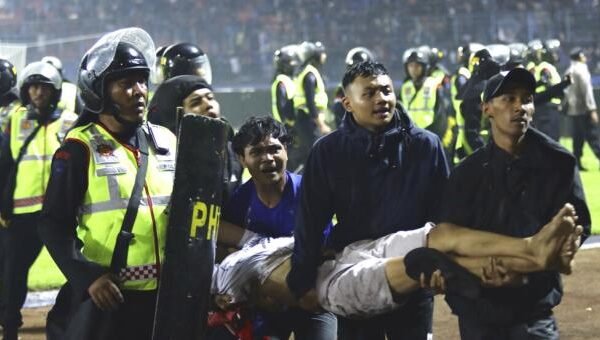 Diperbarui (2): 125 orang tewas akibat gas air mata yang memicu insiden berdesak-desakan dalam pertandingan sepak bola di Indonesia
