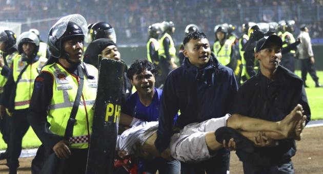 Diperbarui (2): 125 orang tewas akibat gas air mata yang memicu insiden berdesak-desakan dalam pertandingan sepak bola di Indonesia