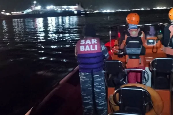 Enam orang tewas dan puluhan lainnya hilang setelah sebuah feri yang mengangkut 65 orang tenggelam di lepas pantai Bali, Indonesia