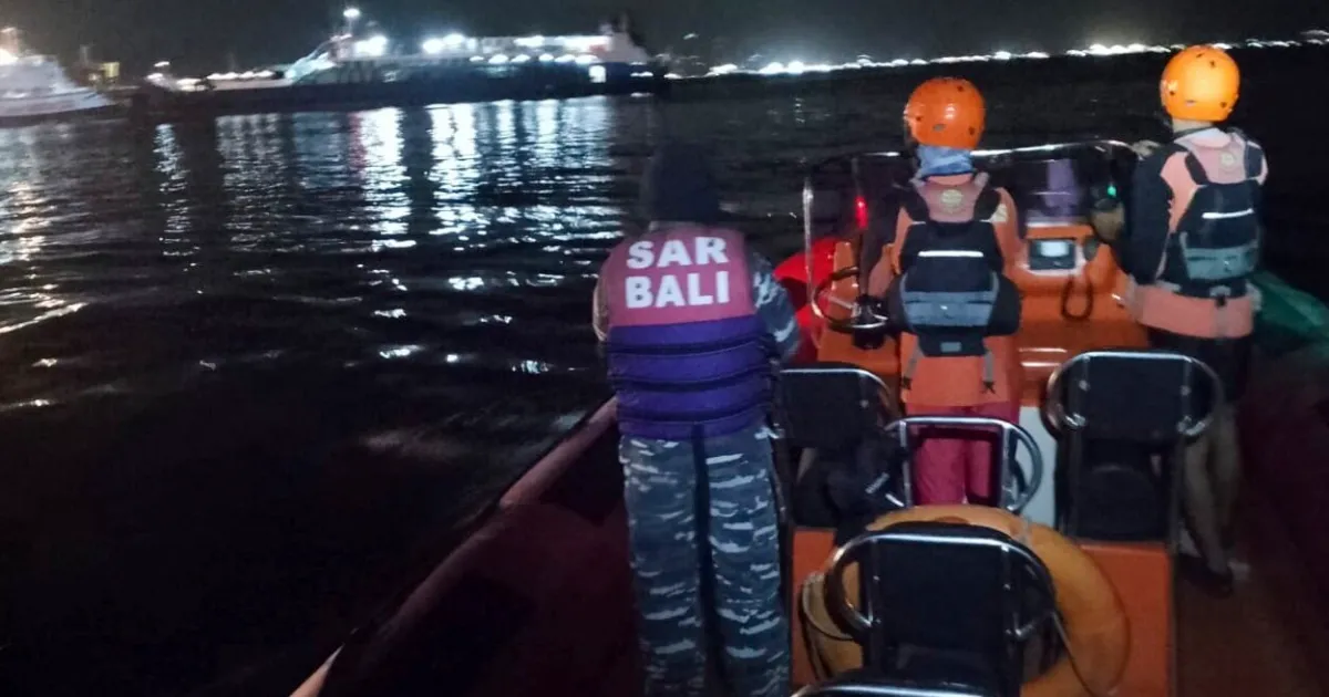Enam orang tewas dan puluhan lainnya hilang setelah sebuah feri yang mengangkut 65 orang tenggelam di lepas pantai Bali, Indonesia