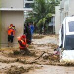 Lebih dari 400 orang tewas akibat banjir di Indonesia, kata pihak berwenang