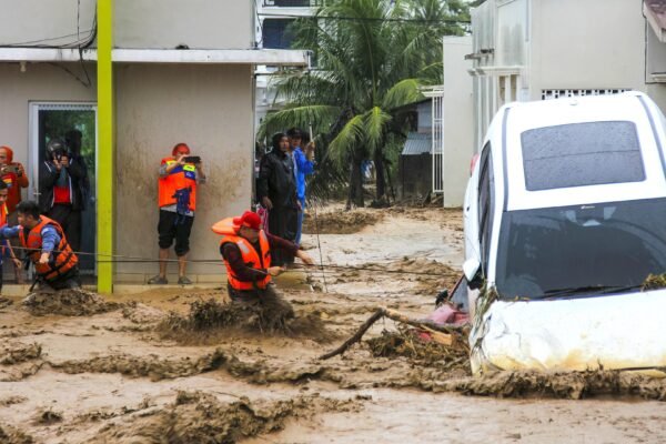 Lebih dari 400 orang tewas akibat banjir di Indonesia, kata pihak berwenang