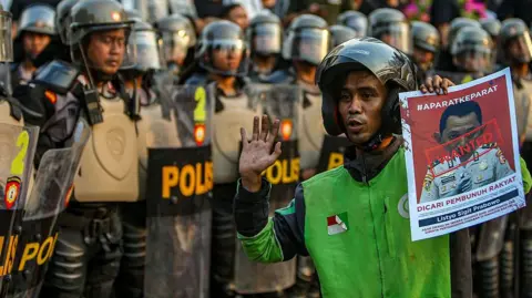 Protes di Indonesia: Warga Asia menggunakan Grab dan Gojek untuk mengirimkan makanan dan bantuan kepada pengemudi pengantar