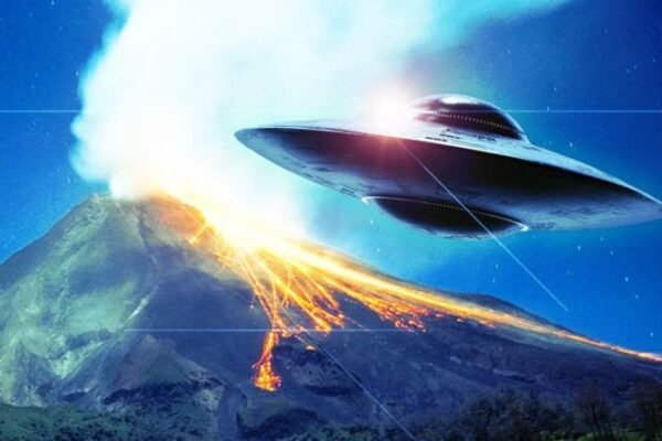 Penampakan UFO di atas gunung berapi di Indonesia memang berasal dari luar angkasa — tapi apa itu makhluk asing?