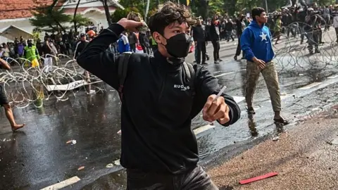 Tiga orang tewas setelah terjadi aksi protes terkait kematian seorang sopir taksi di Indonesia