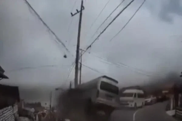 6 wisatawan Singapura terluka dalam kecelakaan minibus di dekat Gunung Bromo, Indonesia: Laporan