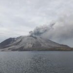 Gunung Ruang di Indonesia kembali memuntahkan awan panas setelah letusan yang memaksa penutupan sekolah dan bandara