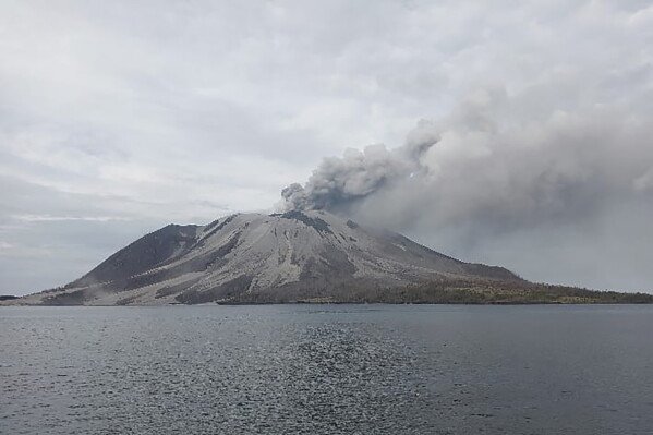 Gunung Ruang di Indonesia kembali memuntahkan awan panas setelah letusan yang memaksa penutupan sekolah dan bandara