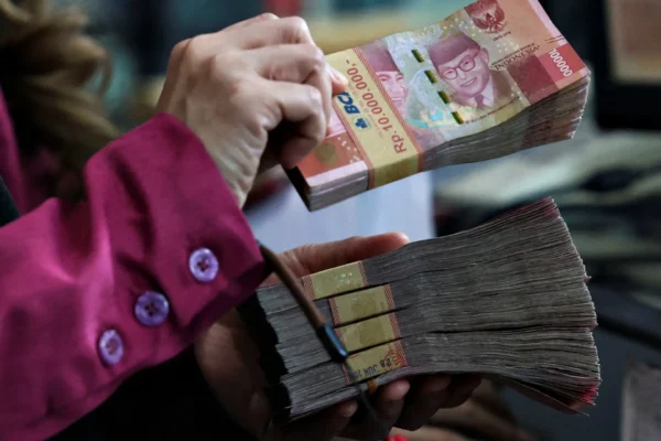 Jaksa penuntut umum pemberantasan korupsi Indonesia mengundurkan diri setelah polisi menyita emas dan uang tunai