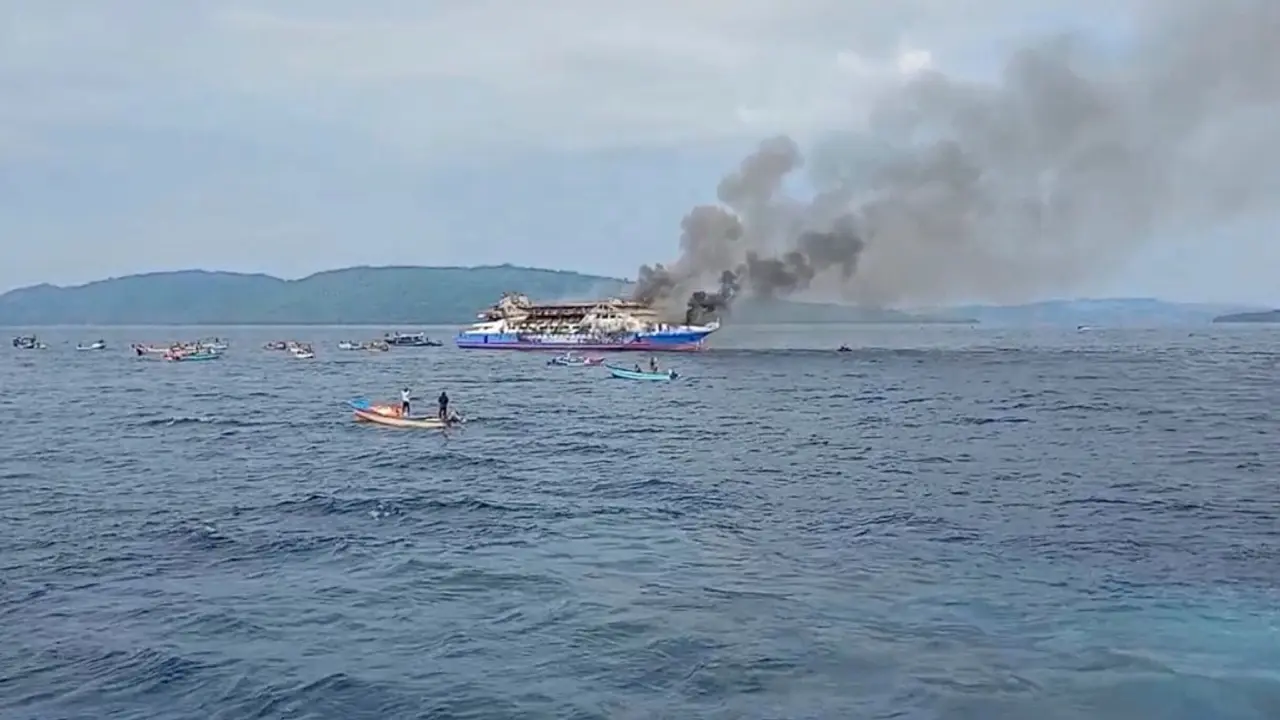 Kapal feri penumpang Indonesia yang mengangkut lebih dari 280 orang terbakar di laut; lima orang tewas, operasi penyelamatan sedang berlangsung