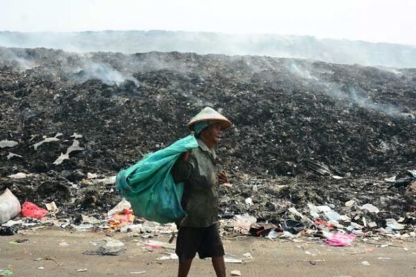 Ratusan orang masih mengungsi akibat kebakaran hebat di tempat pembuangan sampah di Indonesia