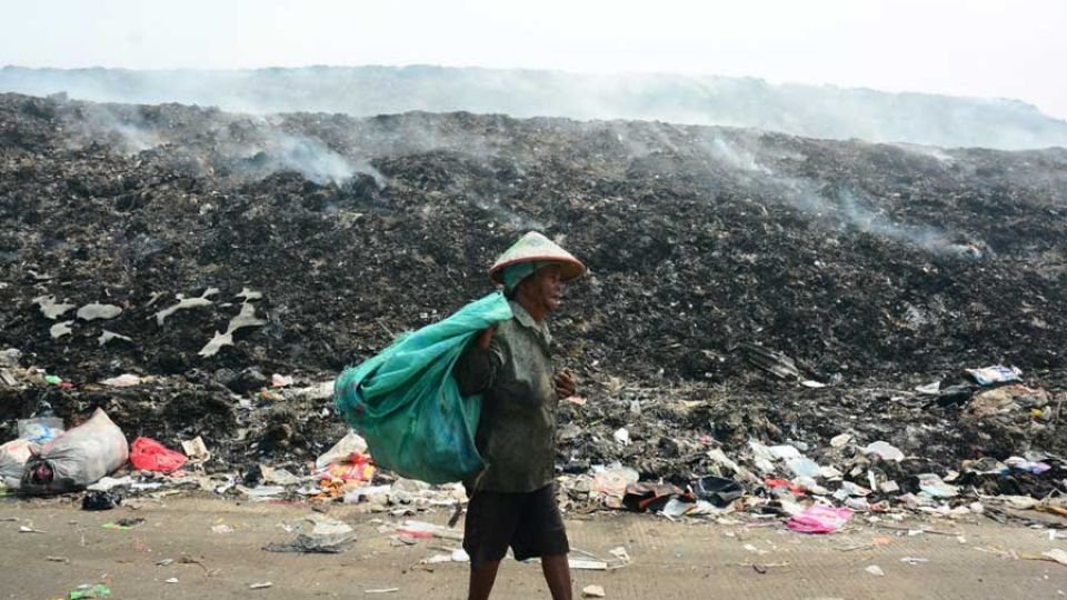 Ratusan orang masih mengungsi akibat kebakaran hebat di tempat pembuangan sampah di Indonesia