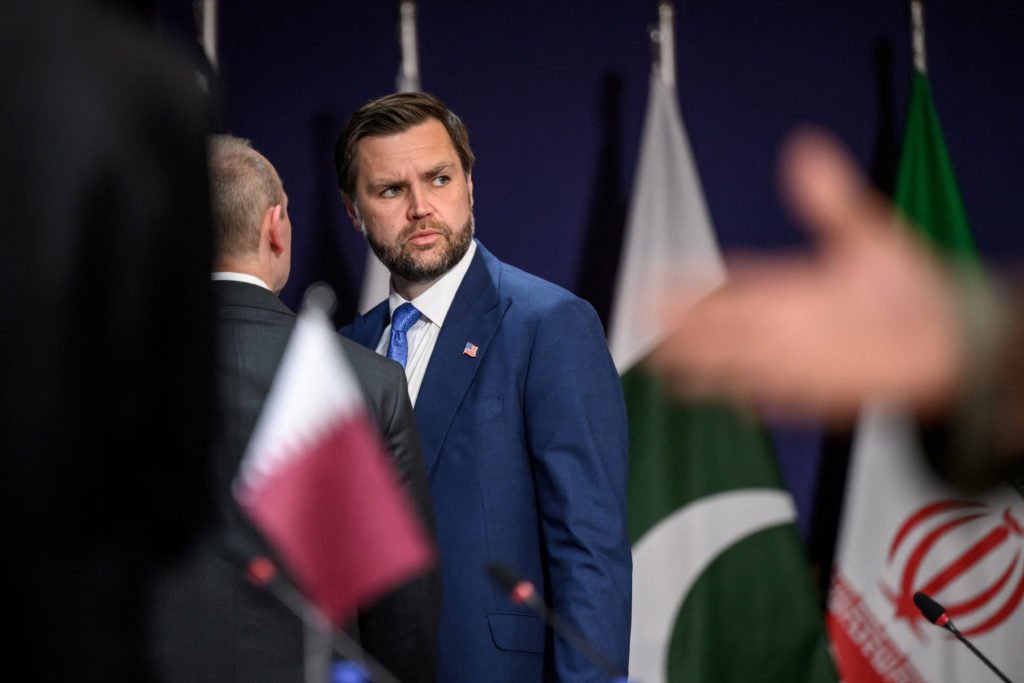 Saat Vance bertemu dengan para pejabat tinggi Iran di Swiss, Trump mengancam Teheran dari jauh