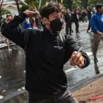 Tiga orang tewas setelah terjadi unjuk rasa terkait kematian seorang sopir taksi di Indonesia