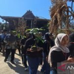 Upacara penanaman pohon menandai dimulainya Festival Lima Gunung di Indonesia