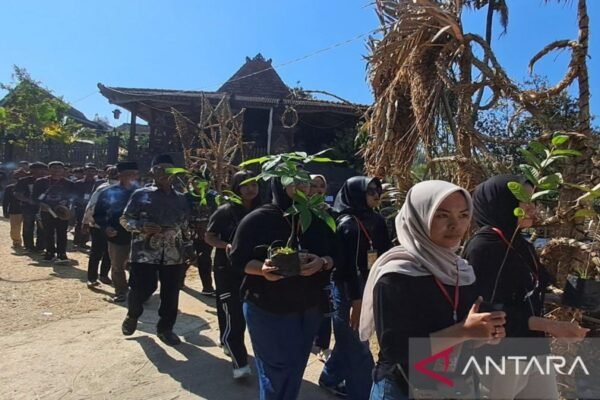 Upacara penanaman pohon menandai dimulainya Festival Lima Gunung di Indonesia