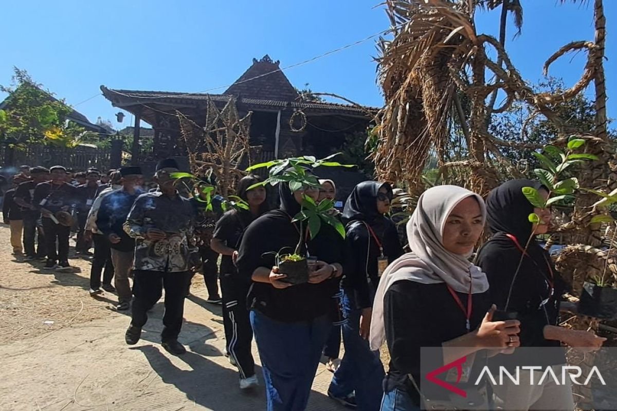 Upacara penanaman pohon menandai dimulainya Festival Lima Gunung di Indonesia