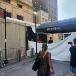 Di luar acara makan malam gladi resik Taylor Swift, suasana yang mengejutkan tenang — dan pengamanan yang layaknya untuk Gaddafi