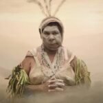 Film *Pig Feast* mengangkat isu hak atas tanah masyarakat adat di Papua Barat, namun tokoh utama Mama Yasinta kini mengubah pendiriannya