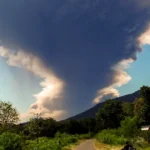 Gunung berapi Lewotobi Laki Laki di Indonesia meletus, memuntahkan abu yang sangat panas hingga ketinggian 11 mil dan menyebabkan pembatalan penerbangan