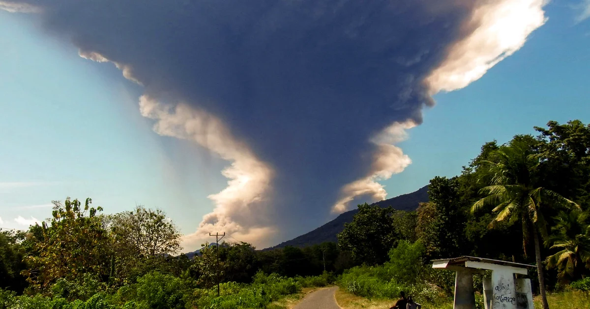 Gunung berapi Lewotobi Laki Laki di Indonesia meletus, memuntahkan abu yang sangat panas hingga ketinggian 11 mil dan menyebabkan pembatalan penerbangan