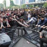 Mahasiswa Indonesia menggelar aksi protes menentang kebijakan pemerintah di tengah tekanan ekonomi