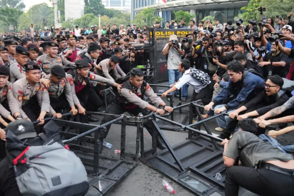Mahasiswa Indonesia menggelar aksi protes menentang kebijakan pemerintah di tengah tekanan ekonomi