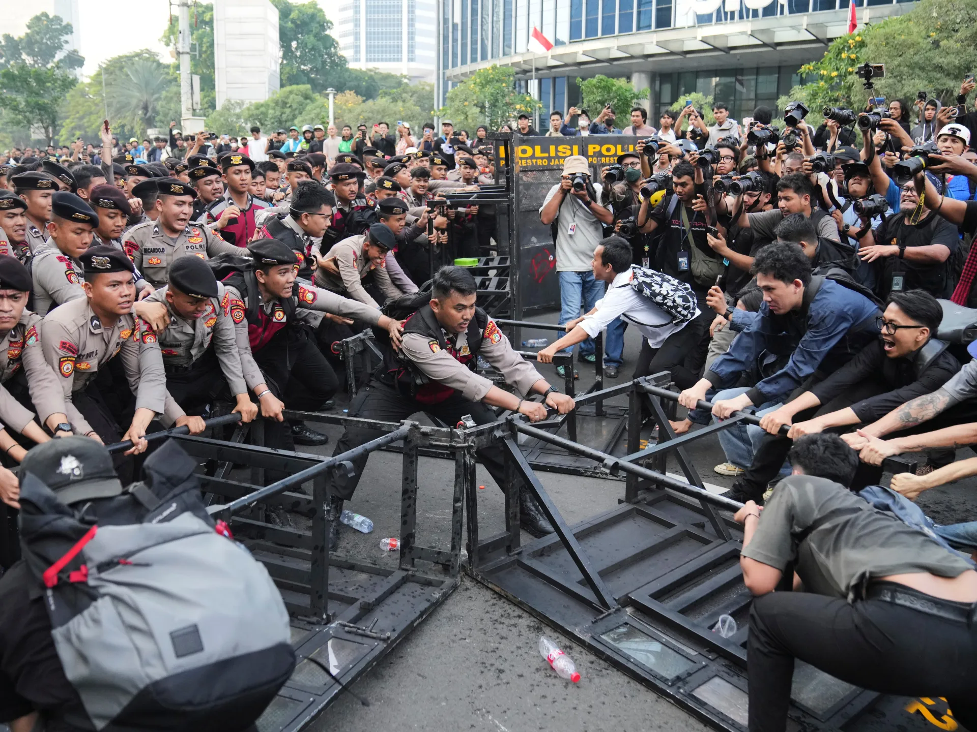Mahasiswa Indonesia menggelar aksi protes menentang kebijakan pemerintah di tengah tekanan ekonomi