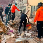 Setidaknya 38 orang tewas setelah gempa berkekuatan 7,7 skala Richter melanda Indonesia
