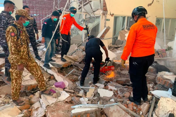 Setidaknya 38 orang tewas setelah gempa berkekuatan 7,7 skala Richter melanda Indonesia