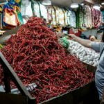 Terlalu panas untuk ditangani: Harga cabai memicu inflasi bulanan di Indonesia